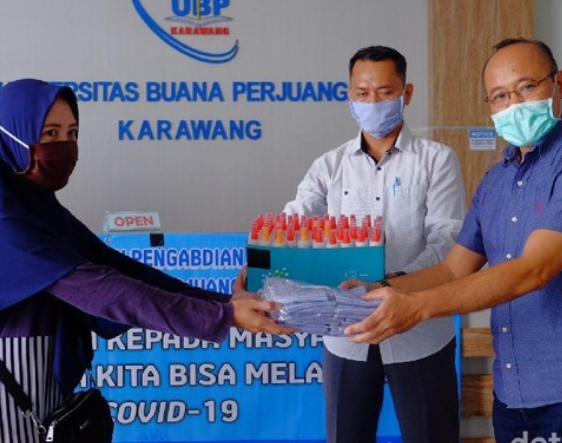 Lecturer at Buana Perjuangan University Karawang Distributes Masks to Residents