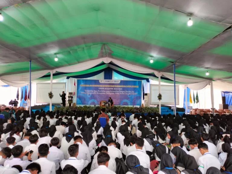 Rektor UBP Karawang Bagikan Kiat Sukses Studi kepada Ribuan Mahasiswa Baru di PKKMB 2023