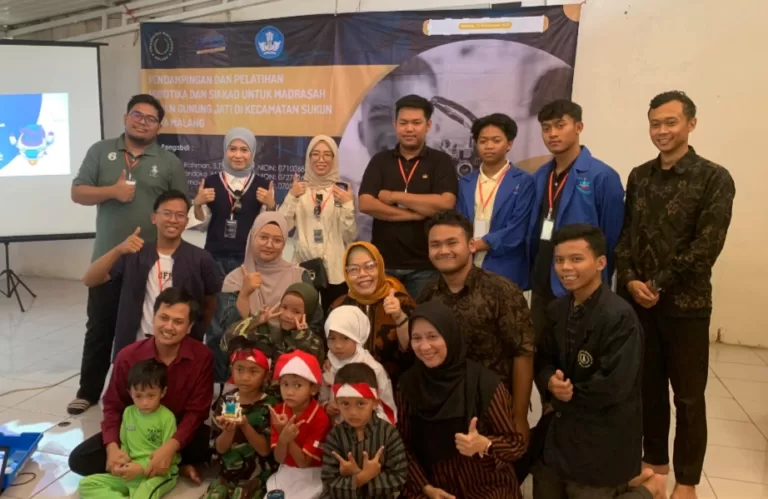 Transformasi Kompetensi Teknologi Robotika di Madrasah Sunan Gunung Jati Bareng UWG Malang, UBP Karawang, dan UTHM Malaysia